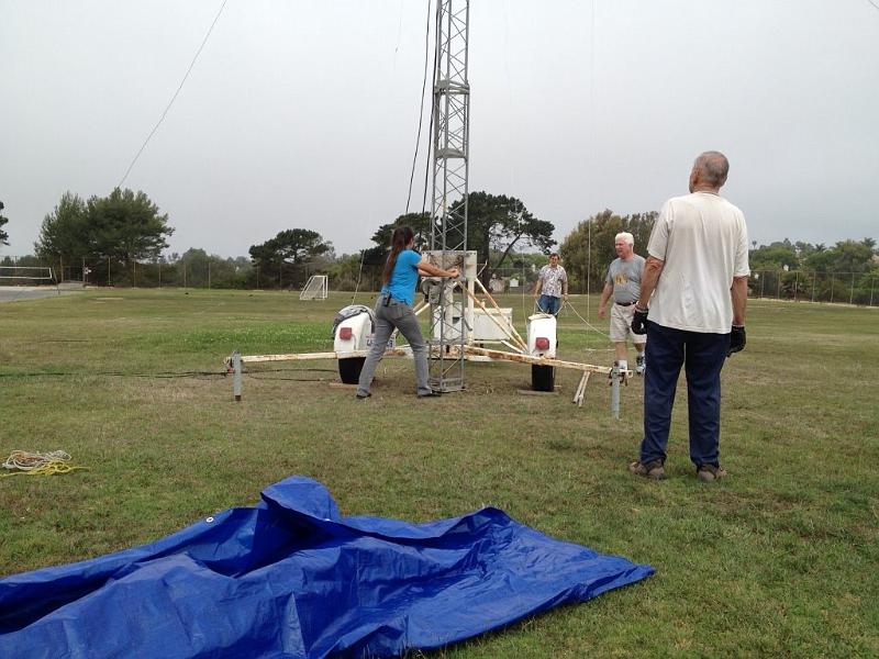 MD photo (003).jpg - Laura Behenna KK6BFI cranking up antenna.  Why are all the guys just standing there watching?